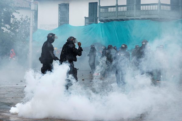 Colombianos vuelven a las calles y llevan su protesta hasta la casa de Duque - MarketData