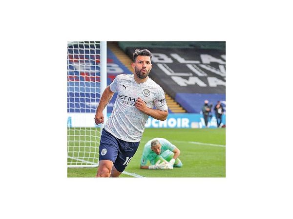 Agüero y Ferrán acercan al City hacia el título inglés