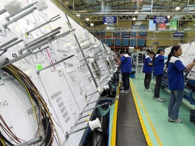 Maquila de autopartes sufre por falta de materia prima