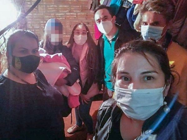 Recién nacida, con familia sustituta hasta la recuperación de la madre