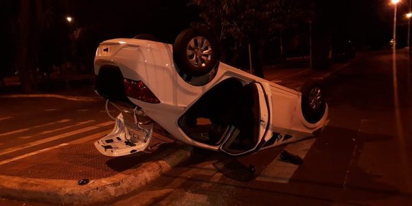 Tras impacto vehículo vuelca en CDE