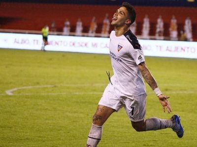 Luis Amarilla salva a Liga Deportiva Universitaria