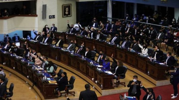 Congreso de El Salvador destituyó a jueces de la Corte Suprema por fraude