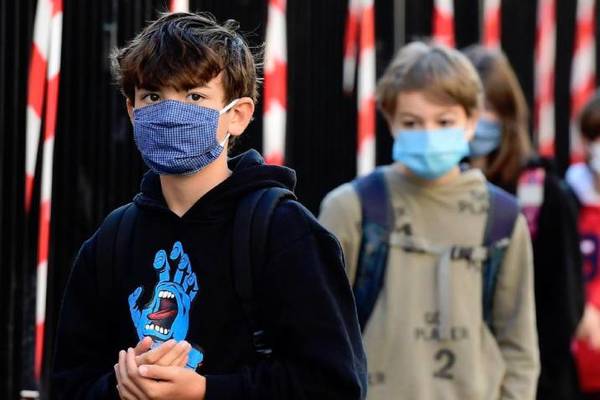 Reino Unido planea vacunar a los niños contra el COVID-19 para garantizar la educación presencial | Ñanduti