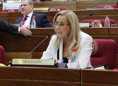 Dr. Roque Silva pide destitución de senadora Gusinky, privilegiada en vacunación