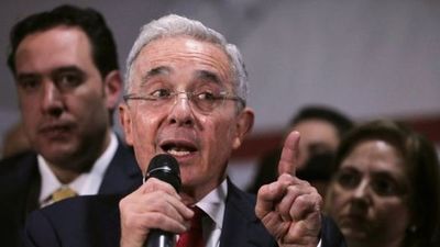 Álvaro Uribe responde a Twitter por eliminar un tuit