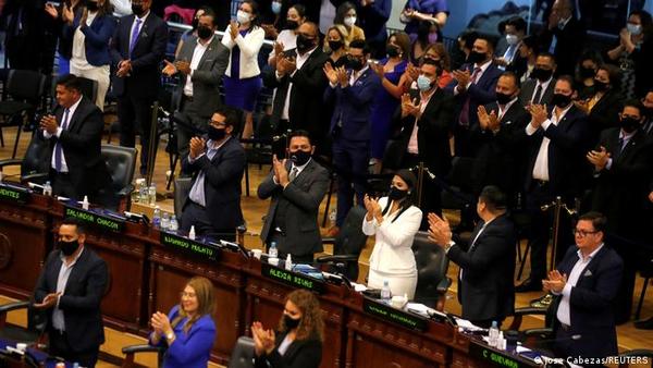 El Salvador: Asamblea controlada por Bukele destituye a jueces de la Constitucional