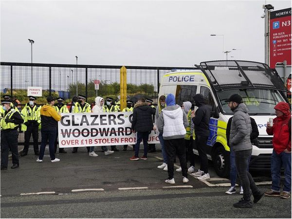 Cientos de aficionados invaden Old Trafford como protesta contra los dueños
