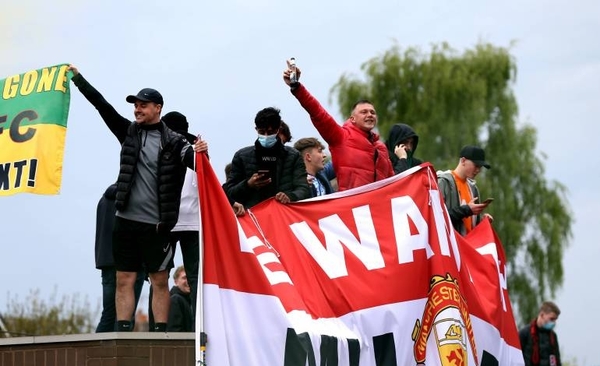 Diario HOY | Cientos de hinchas invaden Old Trafford como protesta contra los dueños