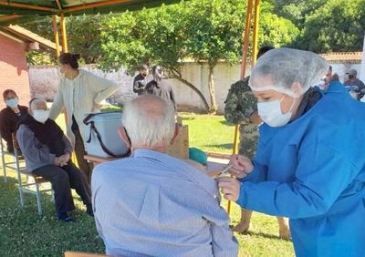 Invitan a los mayores de 75 años a vacunarse desde este lunes - Nacionales - ABC Color