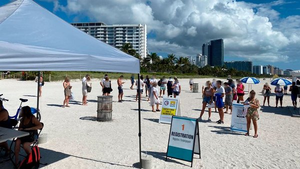 Covid: Miami Beach comenzó a vacunar en la playa: “Hasta que no queden más dosis”