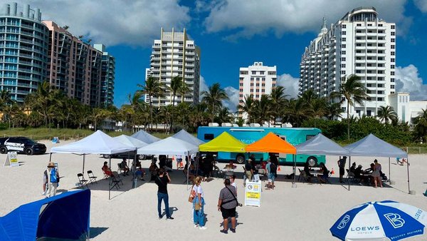 Miami Beach convocó a vacunarse en la playa hasta que el lote de dosis se agote