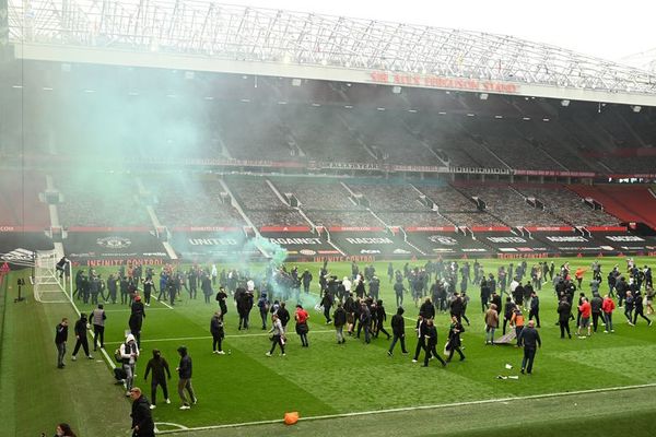 United-Liverpool es aplazado tras invasión de Old Trafford por aficionados - Fútbol - ABC Color