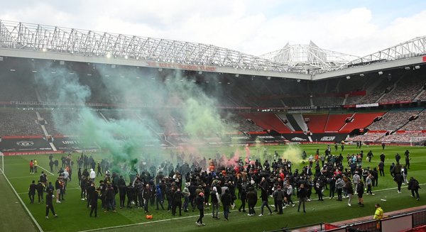 Versus / United-Liverpool se posterga por protestas de hinchas en Old Trafford