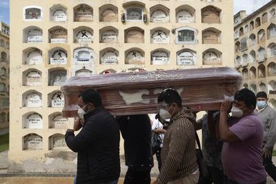 Perú vuelve a batir su récord mensual de muertes por covid, con más de 9.400 - Mundo - ABC Color