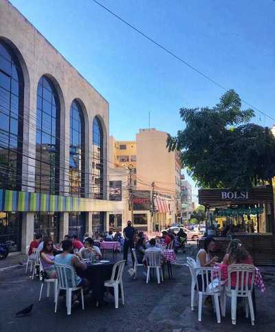 Municipalidad habilita peatonales para que bares saquen sus mesas