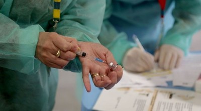 ¿Es seguro vacunarme contra el COVID-19 si sufro de artritis reumatoide (AR)?