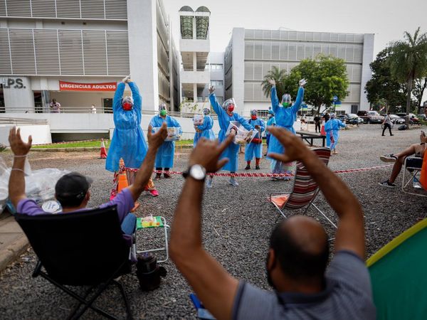 Doctores payasos le dan esperanza a familiares de pacientes Covid-19