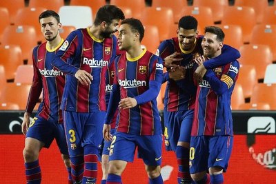 Versus / Un doblete de Messi mantiene al Barcelona en la pelea por el título