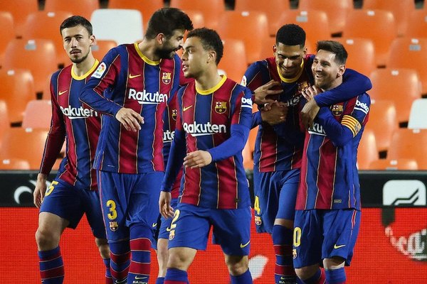Versus / Un doblete de Messi mantiene al Barcelona en la pelea por el título