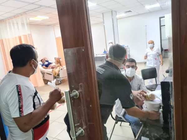 En vez del tradicional asado fueron a llevar donativos en Hospitales » San Lorenzo PY