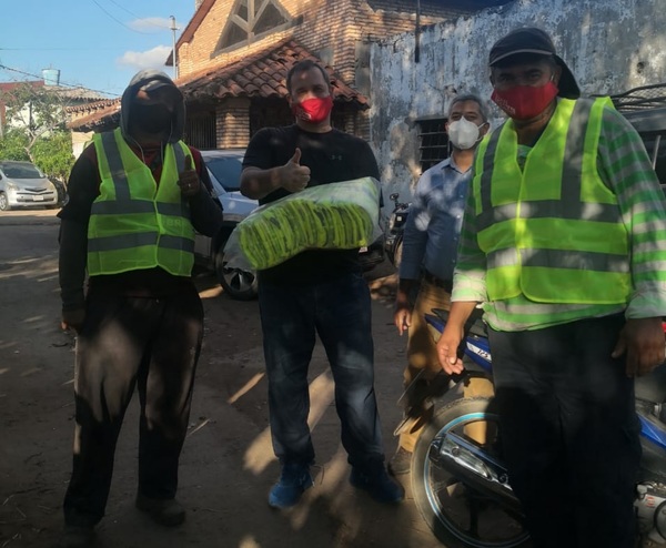 Empresa de seguridad industrial entregó 200 chalecos reflectores a recicladores de Cateura