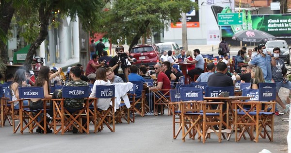 La Nación / Legisladores apoyan bares y restaurantes al aire libre