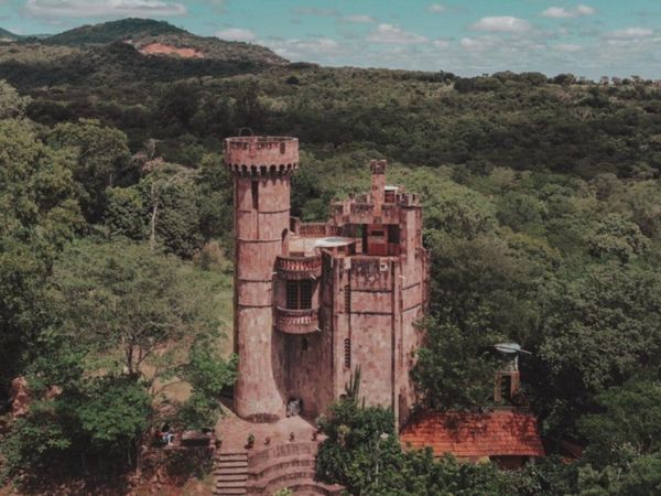 Un castillo de estilo medieval causa gran sensación en Guairá
