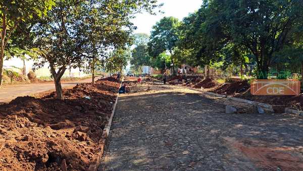 “DISTRAIDO” intendente de CDE QUISO ASFALTAR calle que ya está siendo PAVIMENTADO por Itaipú