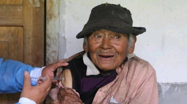 Diario HOY | Vacunan contra el covid-19 a un peruano de 121 años