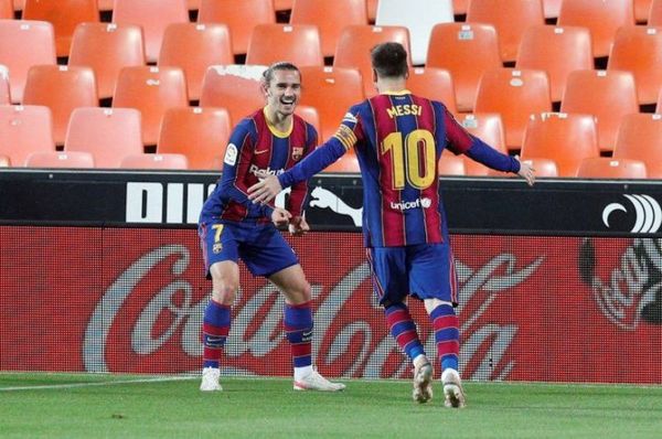 Barcelona remonta y mantiene el pulso a la Liga española