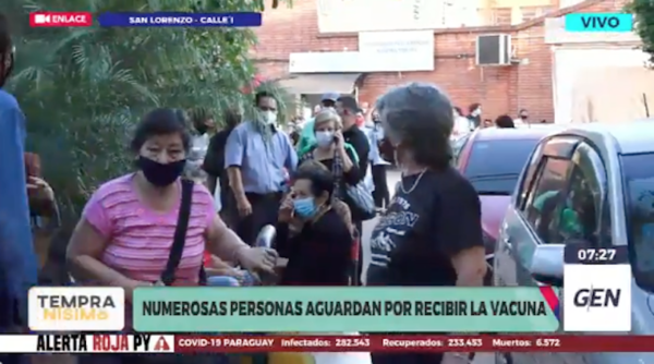 Diario HOY | Caos en vacunación en Calle'i: ancianos forman fila a metros de los que van para hacerse test de COVID