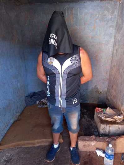 Violento sujeto casi apuñala a su mamá - La Clave