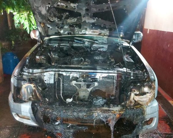 Incendian camioneta