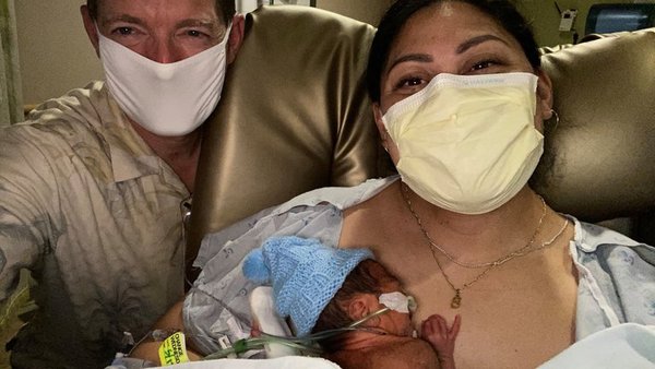 Insólito: una mujer dio a luz sin saber que estaba embarazada a bordo de un avión en EE.UU