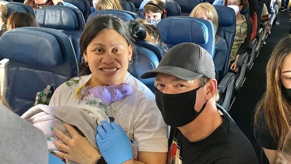 EE.UU: una mujer dio a luz a bordo de un avión y no estaba enterada de su embarazo