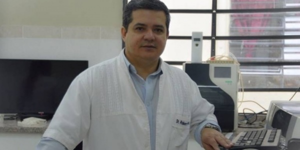 Director sanitario encabezó vacunación VIP a domicilio de senadora
