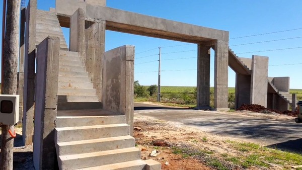 VA TOMANDO FORMA EL PÓRTICO Y PASEO EN EL ACCESO A SAN COSME