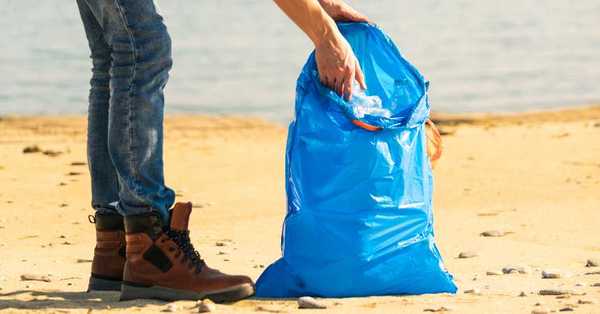 Una muestra del daño al ecosistema: En una playa encuentran intacto un envoltorio de un chocolate de los ’80 - SNT