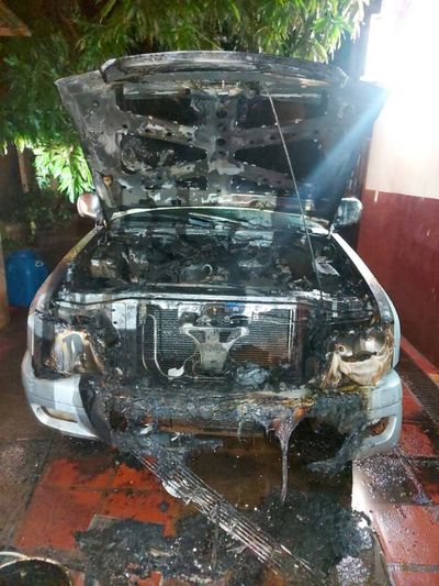 Desconocidos incendian camioneta - ABC en el Este - ABC Color