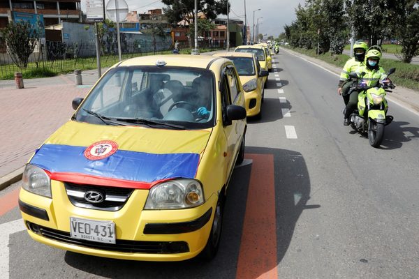 Taxistas y camioneros prolongan las protestas contra el Gobierno en Colombia - MarketData