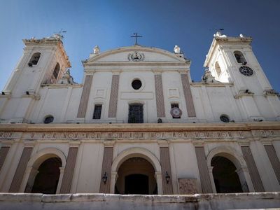 Iglesia expone reliquia de la Santa Cruz para pedir el fin del Covid-19