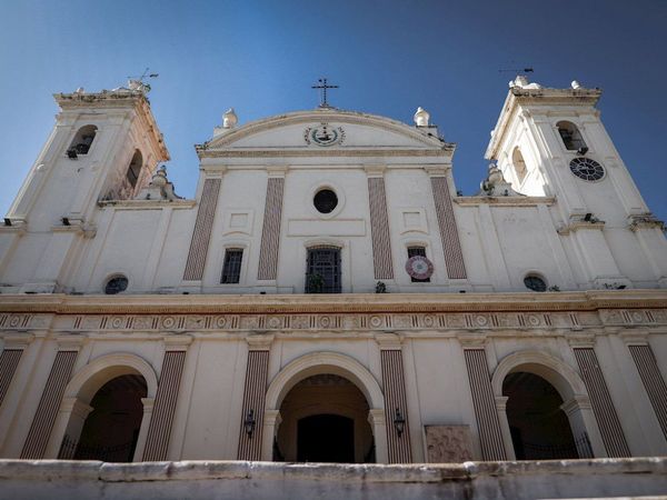 Iglesia expone reliquia de la Santa Cruz para pedir el fin del Covid-19