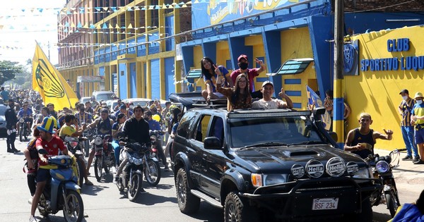La Nación / Comisario minimiza aglomeraciones en caravana de Luque: “No hubo ningún problema”
