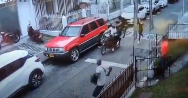 Vecino detiene a ladrones con una patada voladora y el relato se vuelve viral: “Aquí entra Jackie Chan” - SNT