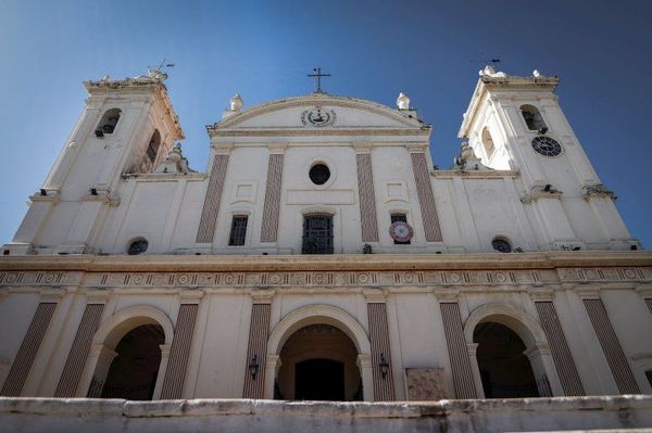 Iglesia expone reliquia de la Santa Cruz para pedir el fin del Covid-19