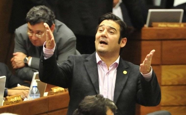 Diario HOY | Caso Gusinky: "La solución más práctica es que renuncie", dice Buzarquis