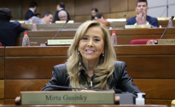 Gusinky presentó renuncia por el “stress y exigencia ciudadana”