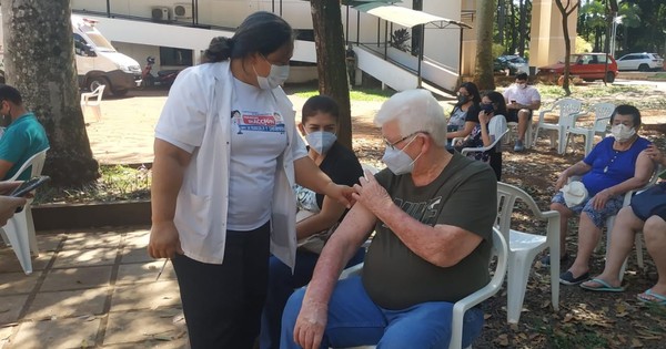 La Nación / Mientras Itaipú tuvo siete puestos para influenza, faltan vacunadores para COVID-19 en Alto Paraná