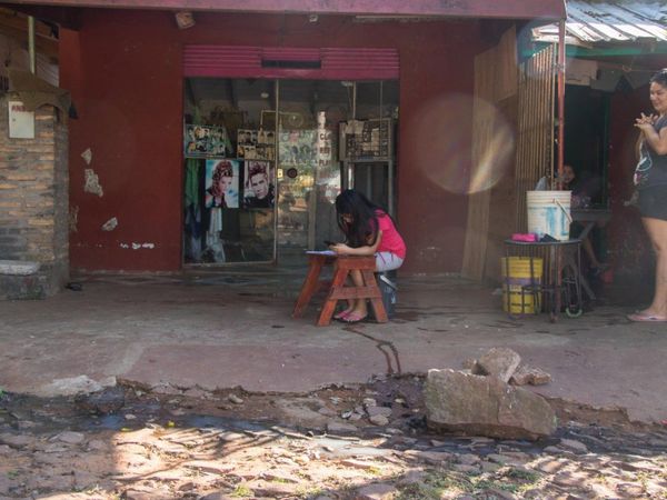 Peluquero comparte su internet con escueleros para que hagan sus tareas